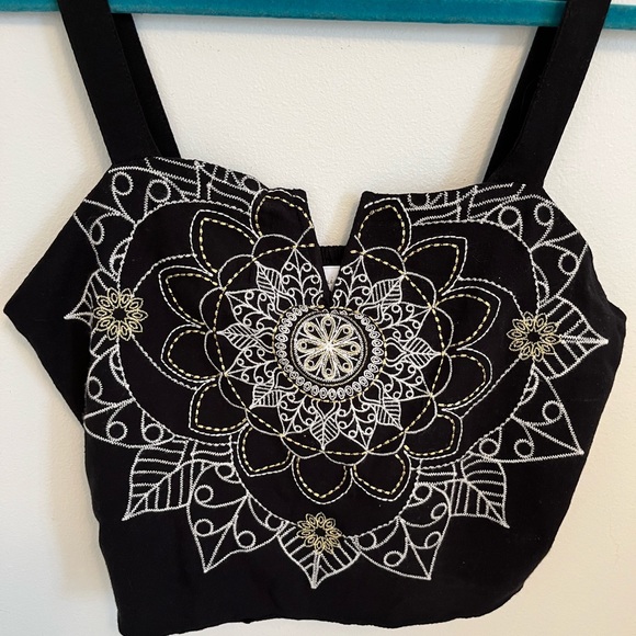 Juniper Blu Cropped Embroidered Tank - Picture 2 of 5